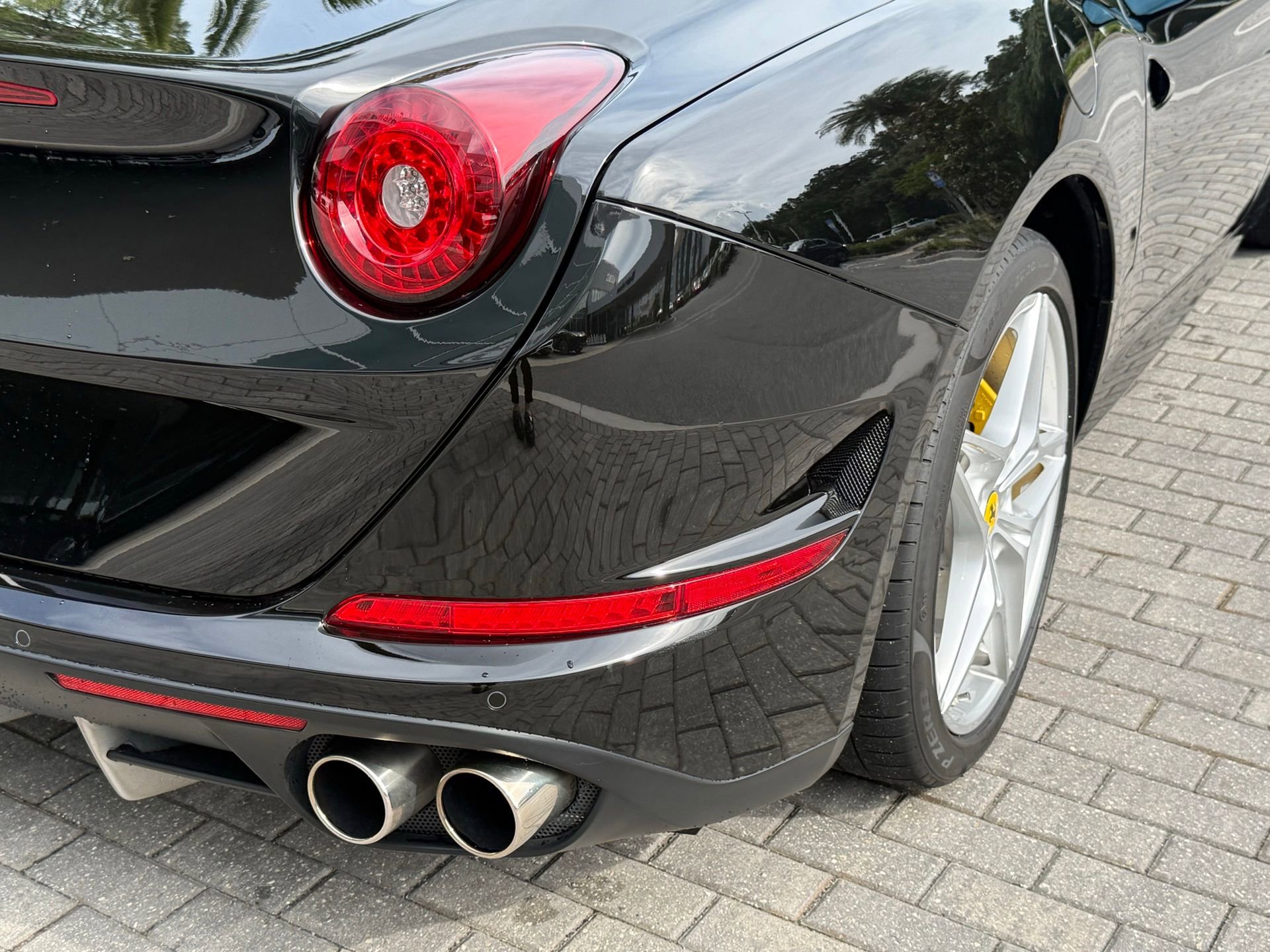 Used 2016 Ferrari California T RWD image 19