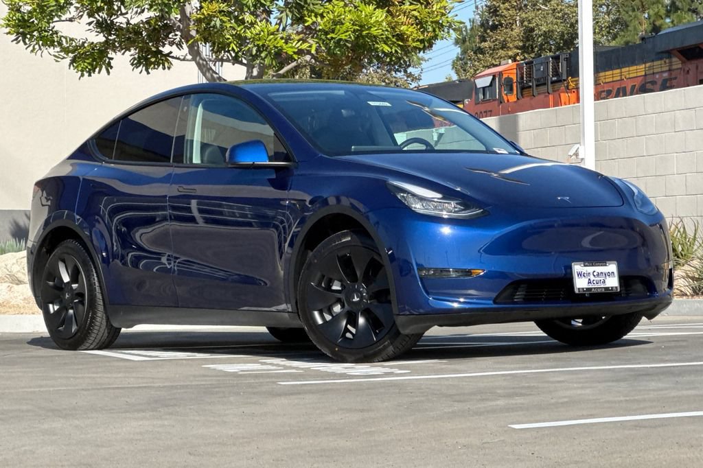 Used 2023 Tesla Model Y Long Range AWD/4WD image 2