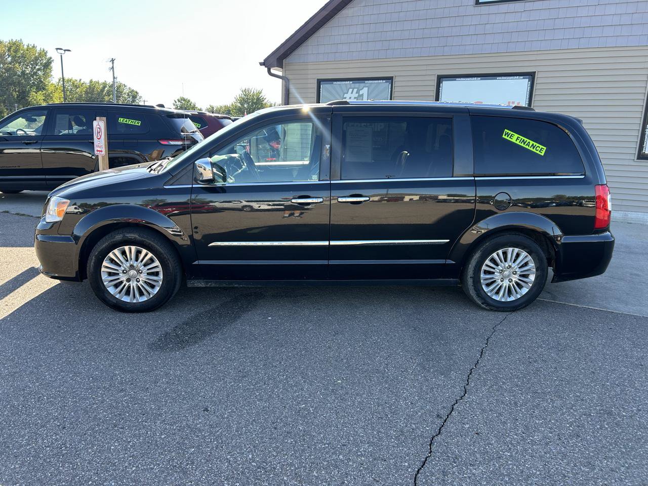 Used 2015 Chrysler Town & Country Limited Platinum FWD image 8