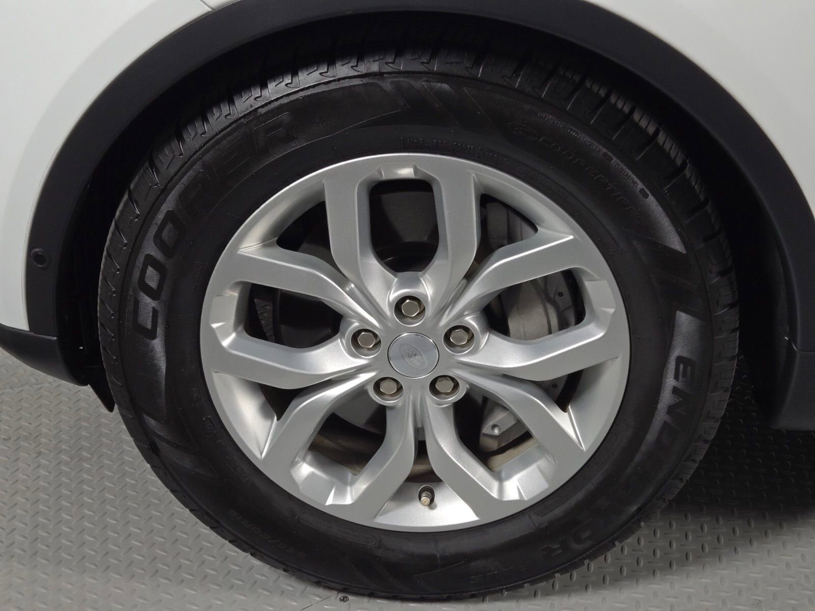 Used 2020 Land Rover Discovery SE AWD/4WD image 9