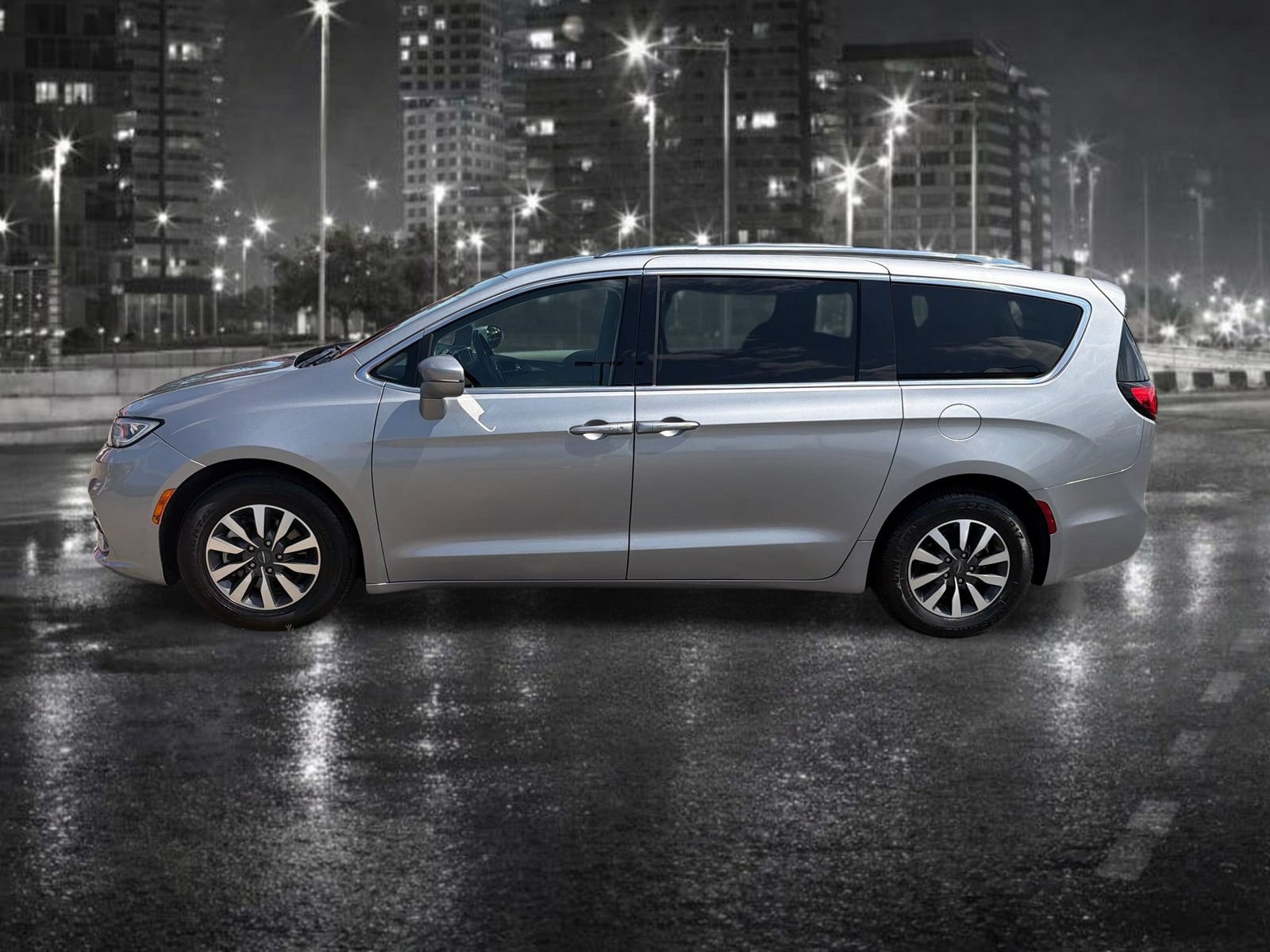 Used 2021 Chrysler Pacifica Touring-L FWD image 3