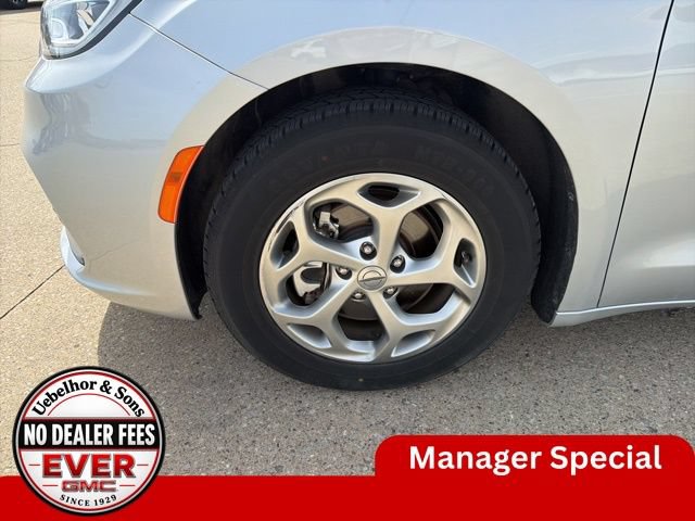 Used 2024 Chrysler Pacifica Limited FWD image 16