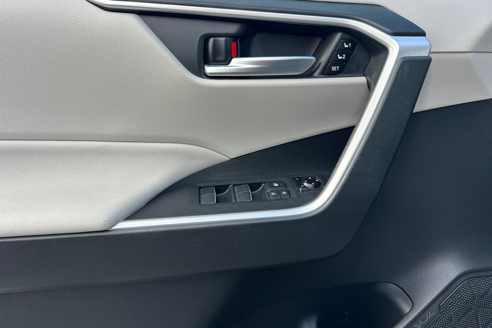 Used 2020 Toyota RAV4 XLE Premium FWD image 11