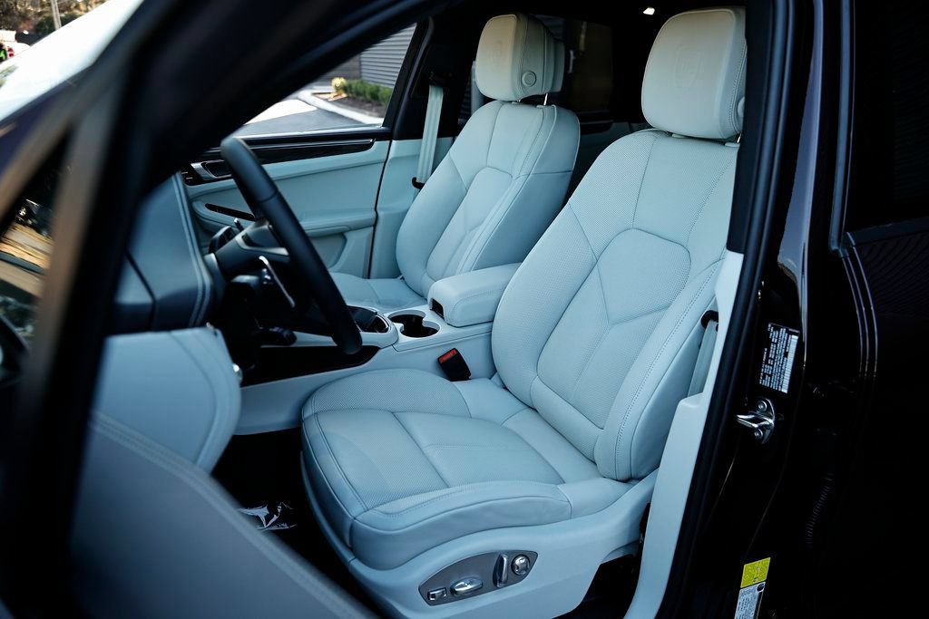New 2026 Porsche Macan AWD/4WD image 5