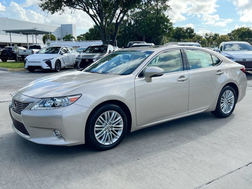 Used 2015 Lexus ES 350 w/ Luxury Package FWD image 3