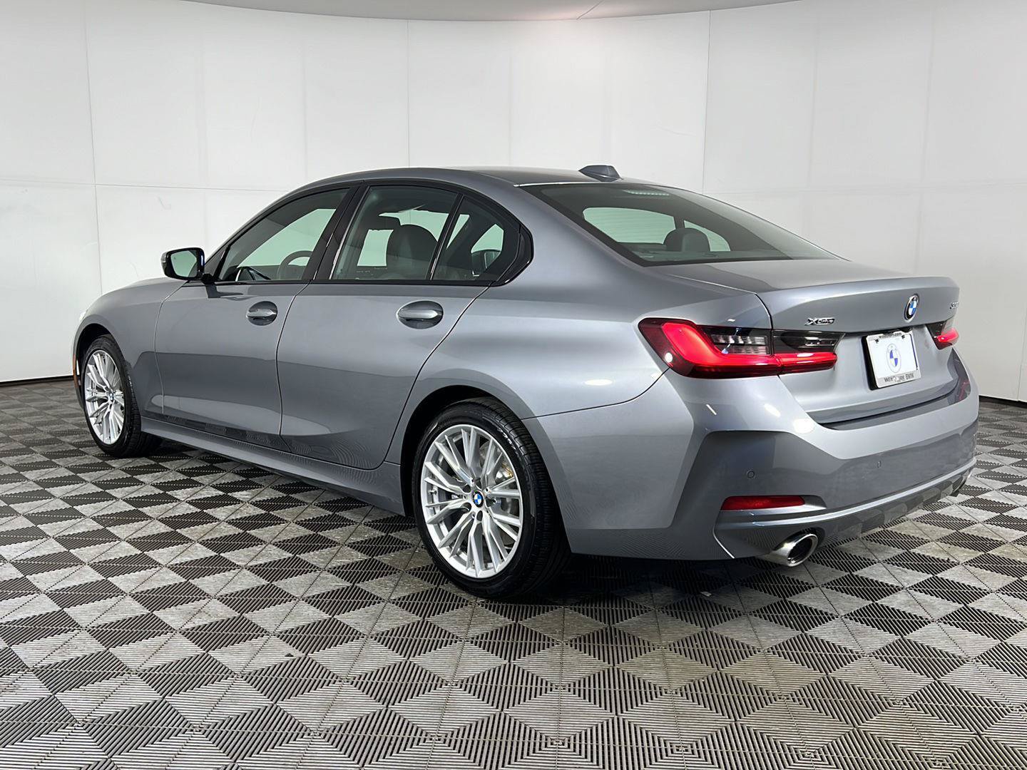 Used 2023 BMW 330i xDrive Sedan w/ Premium Package AWD/4WD image 9
