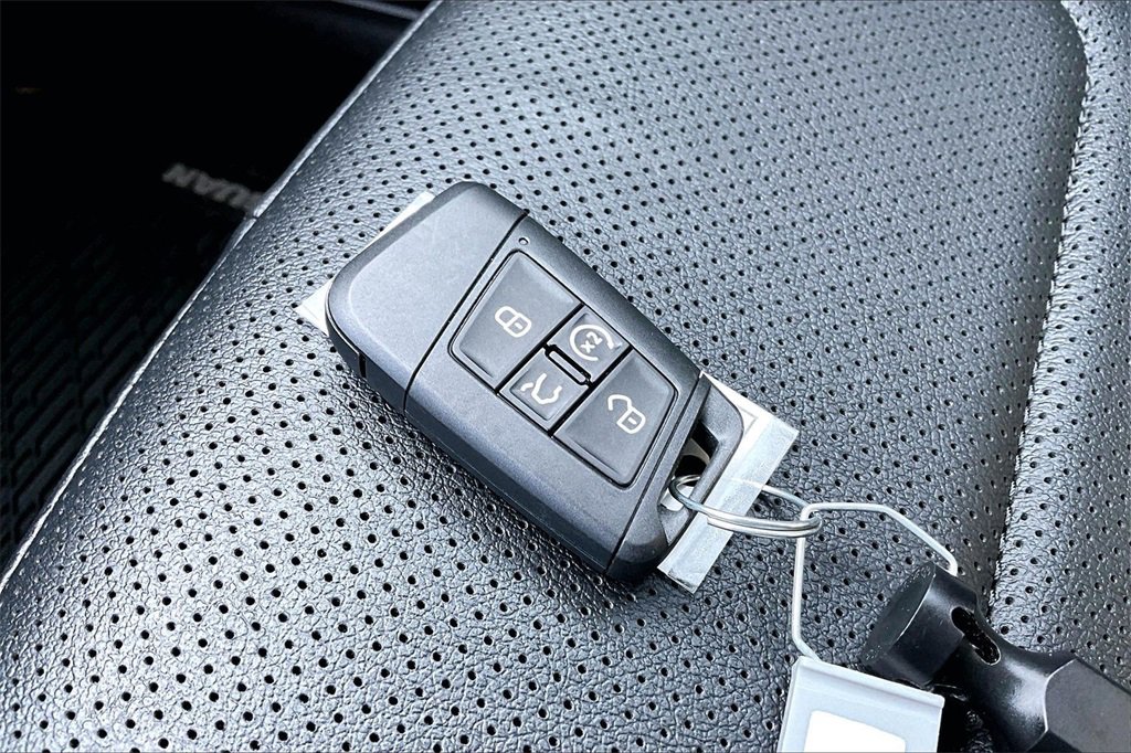 Used 2022 Volkswagen Tiguan SEL R-Line image 11