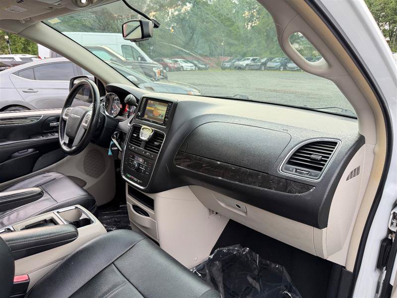 Used 2016 Chrysler Town & Country Touring FWD image 15