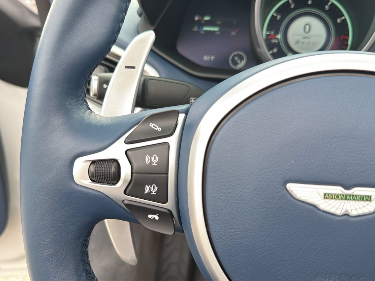 Used 2023 Aston Martin V8 Vantage Roadster RWD image 22