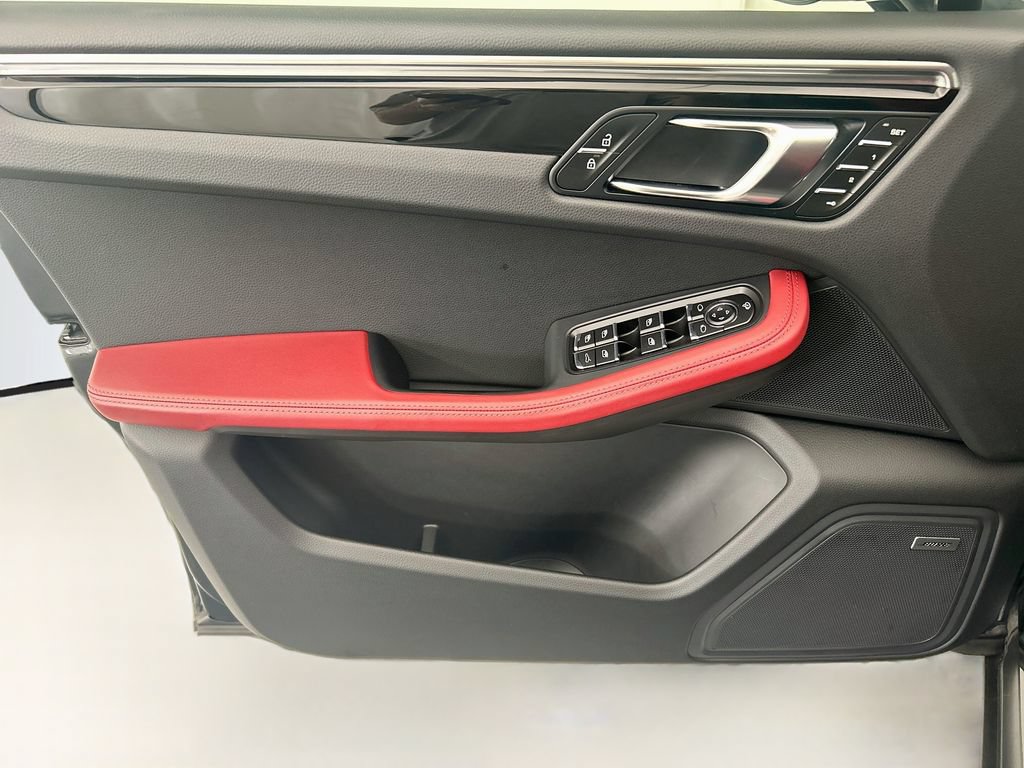 Certified 2025 Porsche Macan AWD/4WD image 23