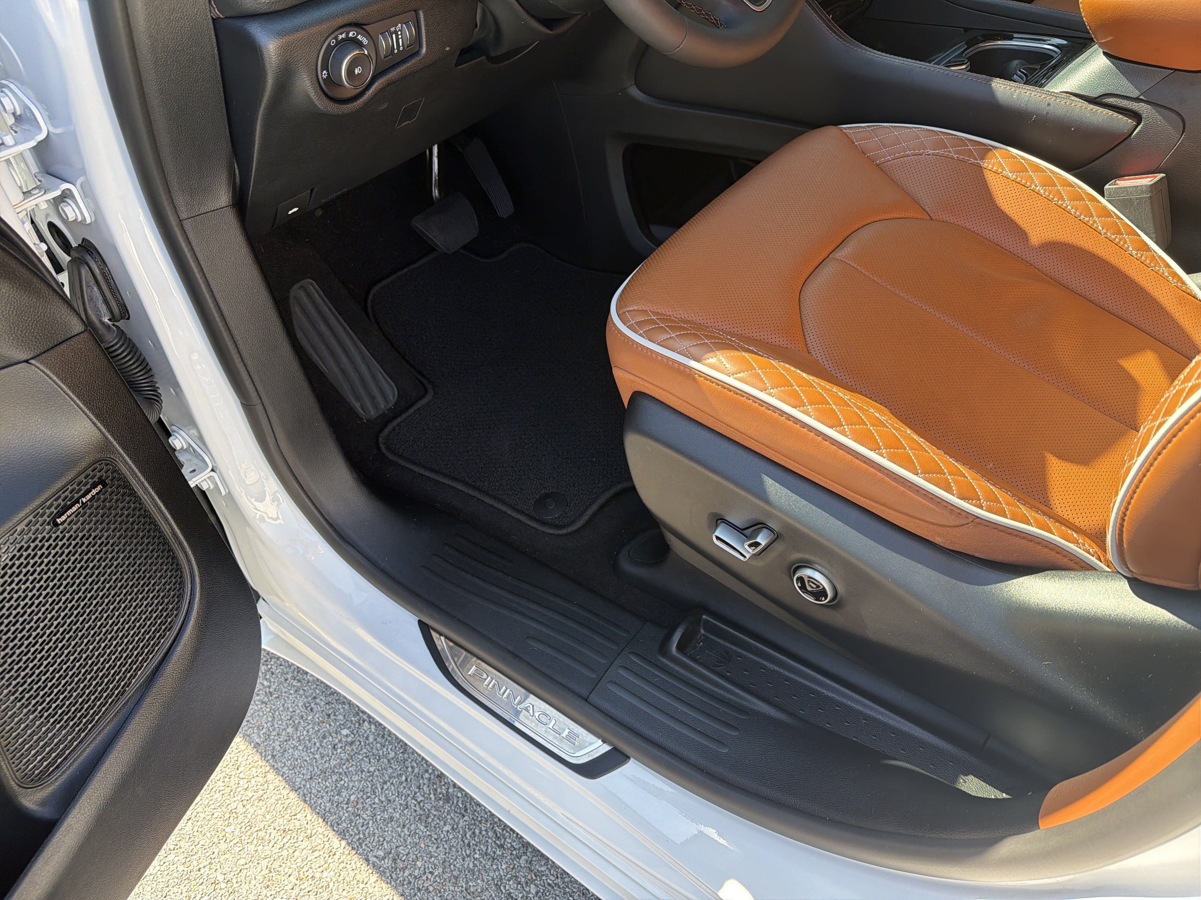 Used 2025 Chrysler Pacifica Pinnacle FWD image 14
