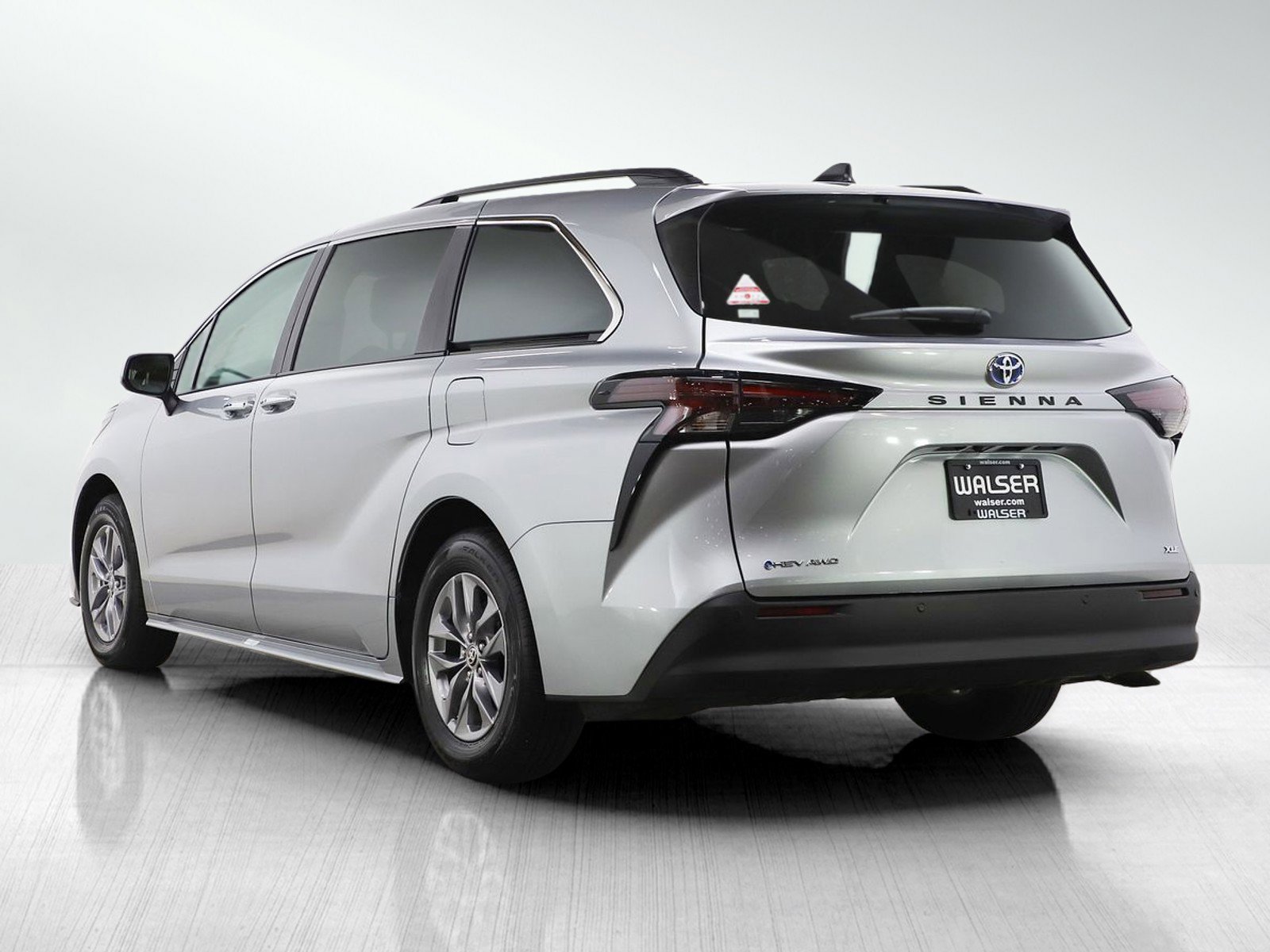 Used 2025 Toyota Sienna XLE image 3