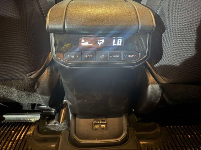 Used 2020 Toyota Highlander LE AWD/4WD image 17