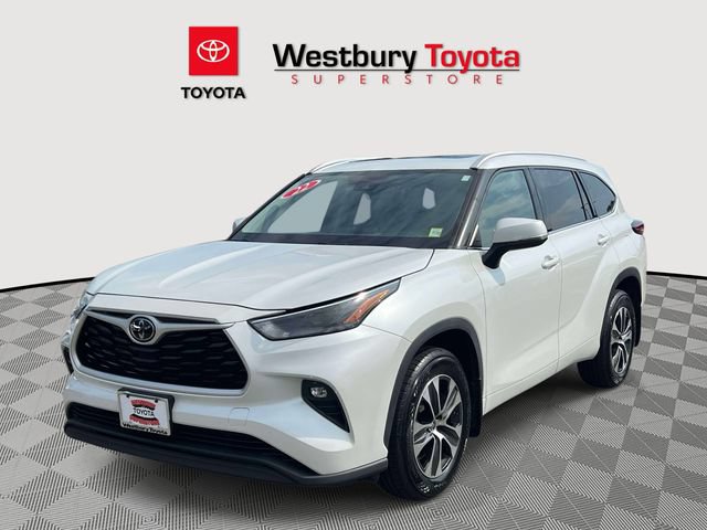 Used 2022 Toyota Highlander XLE AWD/4WD image 5