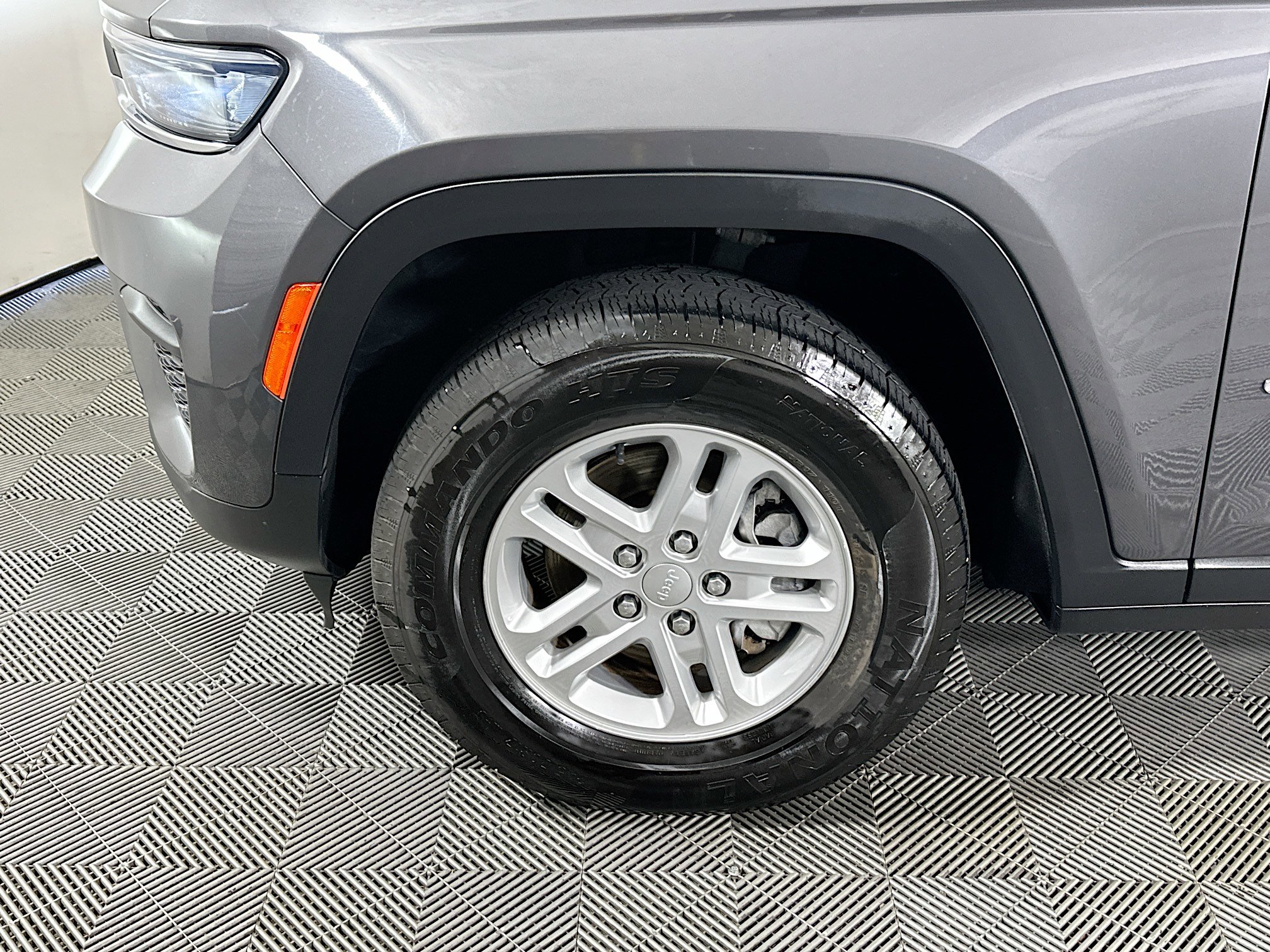 Used 2023 Jeep Grand Cherokee Laredo RWD image 11