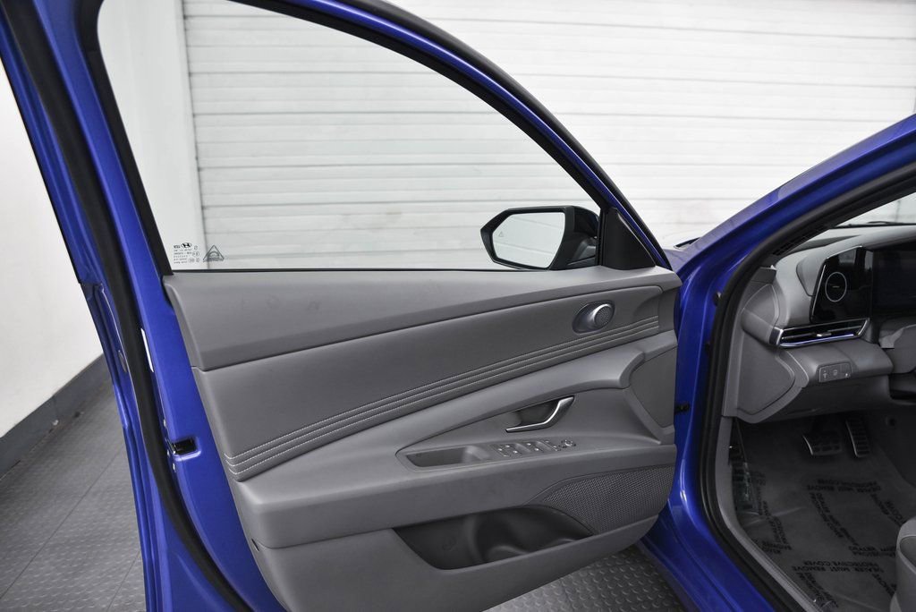 Used 2025 Hyundai Elantra SEL image 11