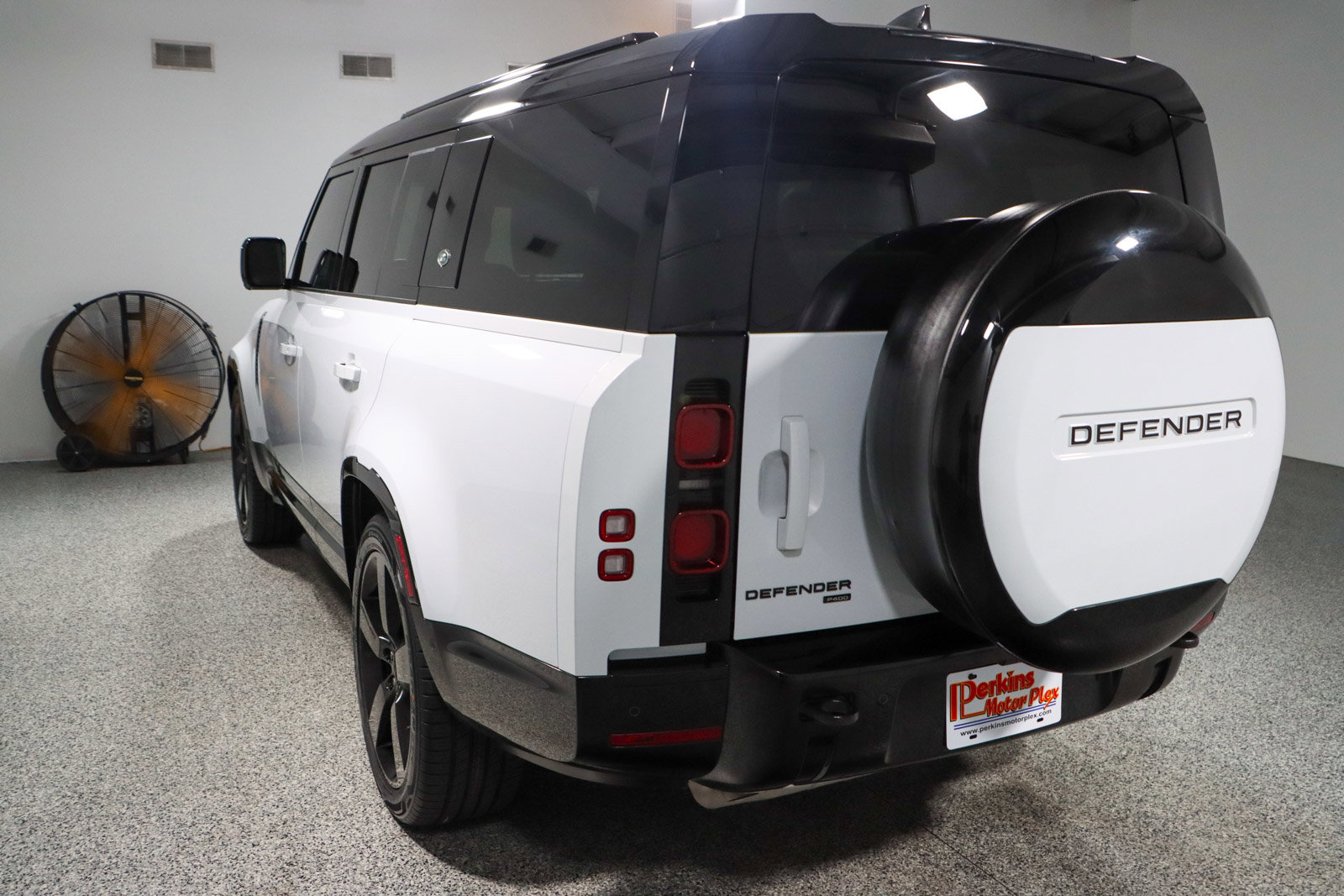 Used 2023 Land Rover Defender 130 X-Dynamic SE image 9