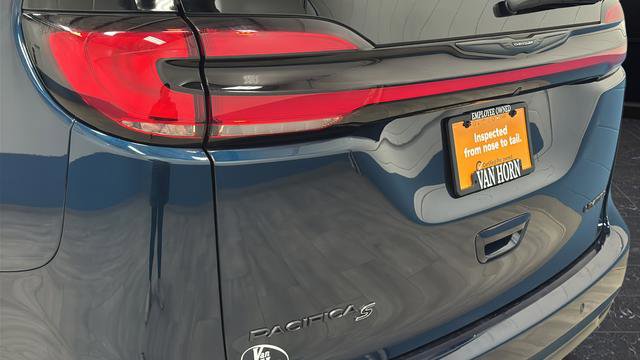 Used 2025 Chrysler Pacifica Limited image 41