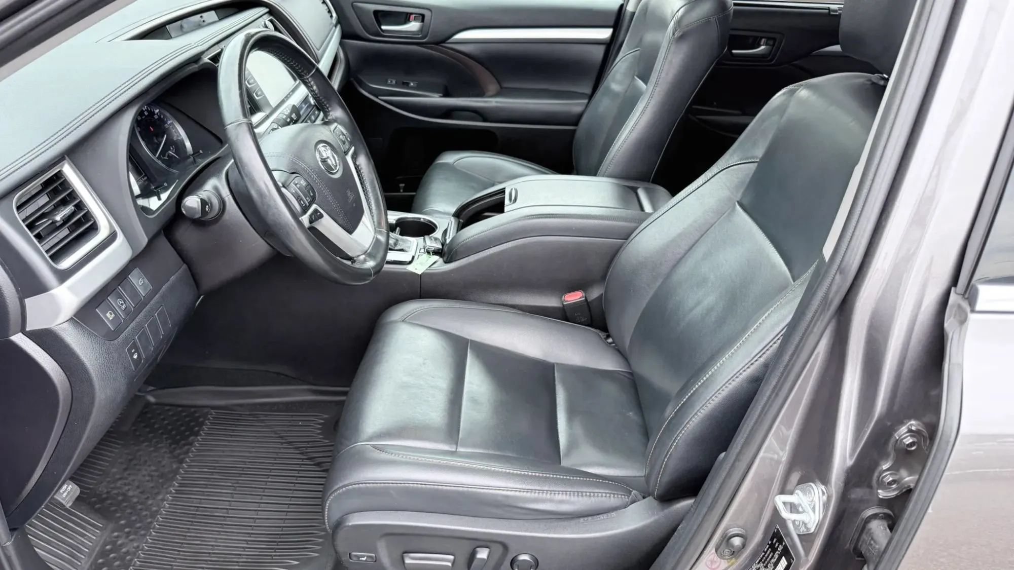 Used 2019 Toyota Highlander XLE AWD/4WD image 16