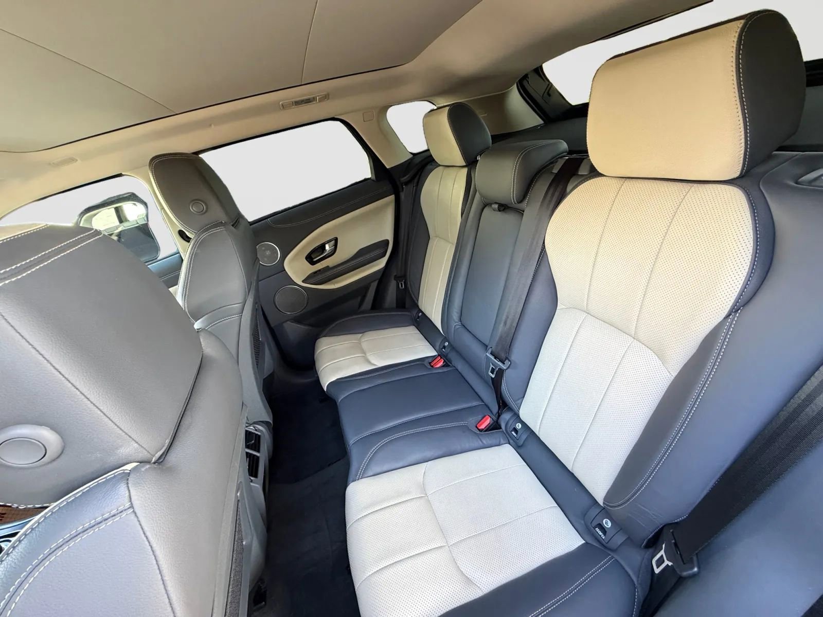 Used 2019 Land Rover Range Rover Evoque SE Premium image 13