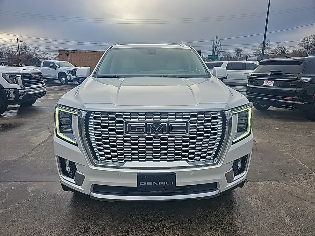 Used 2021 GMC Yukon XL Denali w/ Denali Premium Package image 3