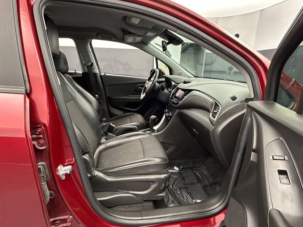 Used 2021 Chevrolet Trax LT w/ LT Convenience Package FWD image 13