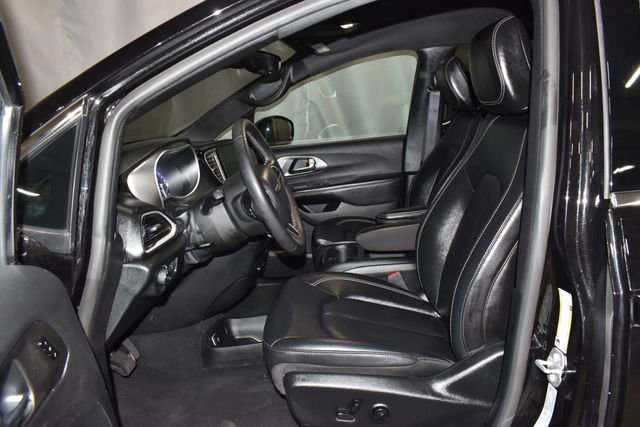 Certified 2025 Chrysler Pacifica Select image 12