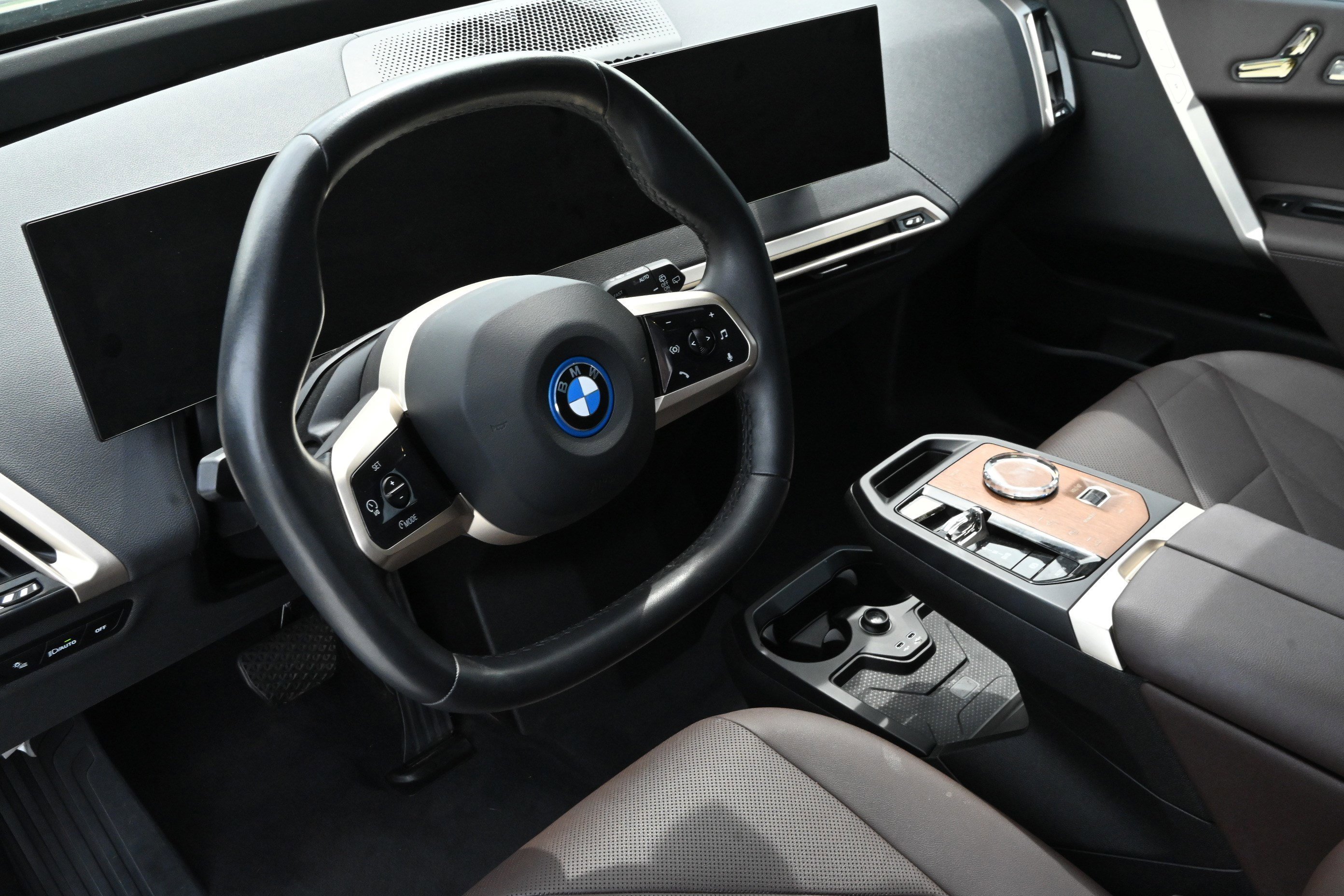 Certified 2023 BMW iX xDrive50 w/ Premium Package AWD/4WD image 16