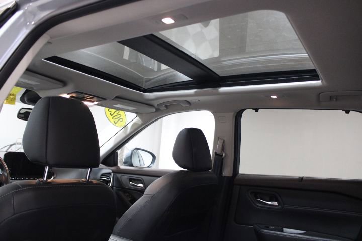 Used 2023 Nissan Rogue SL w/ SL Premium Package image 3