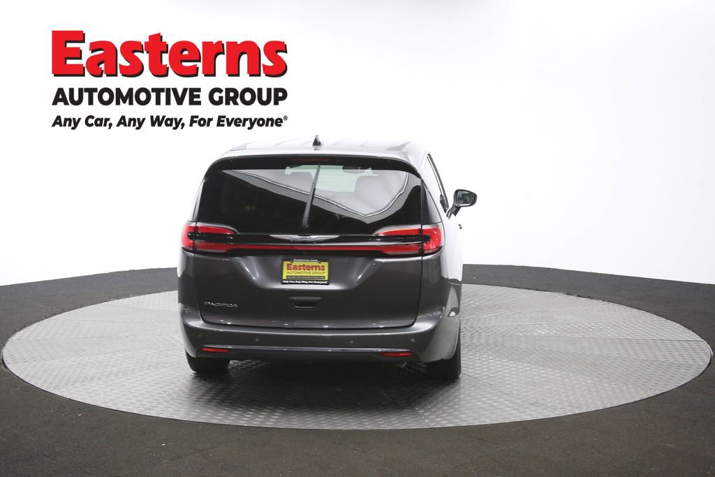 Used 2023 Chrysler Pacifica Touring-L image 42
