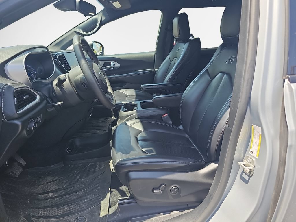 Certified 2023 Chrysler Pacifica Touring-L w/ S Appearance Package AWD/4WD image 12