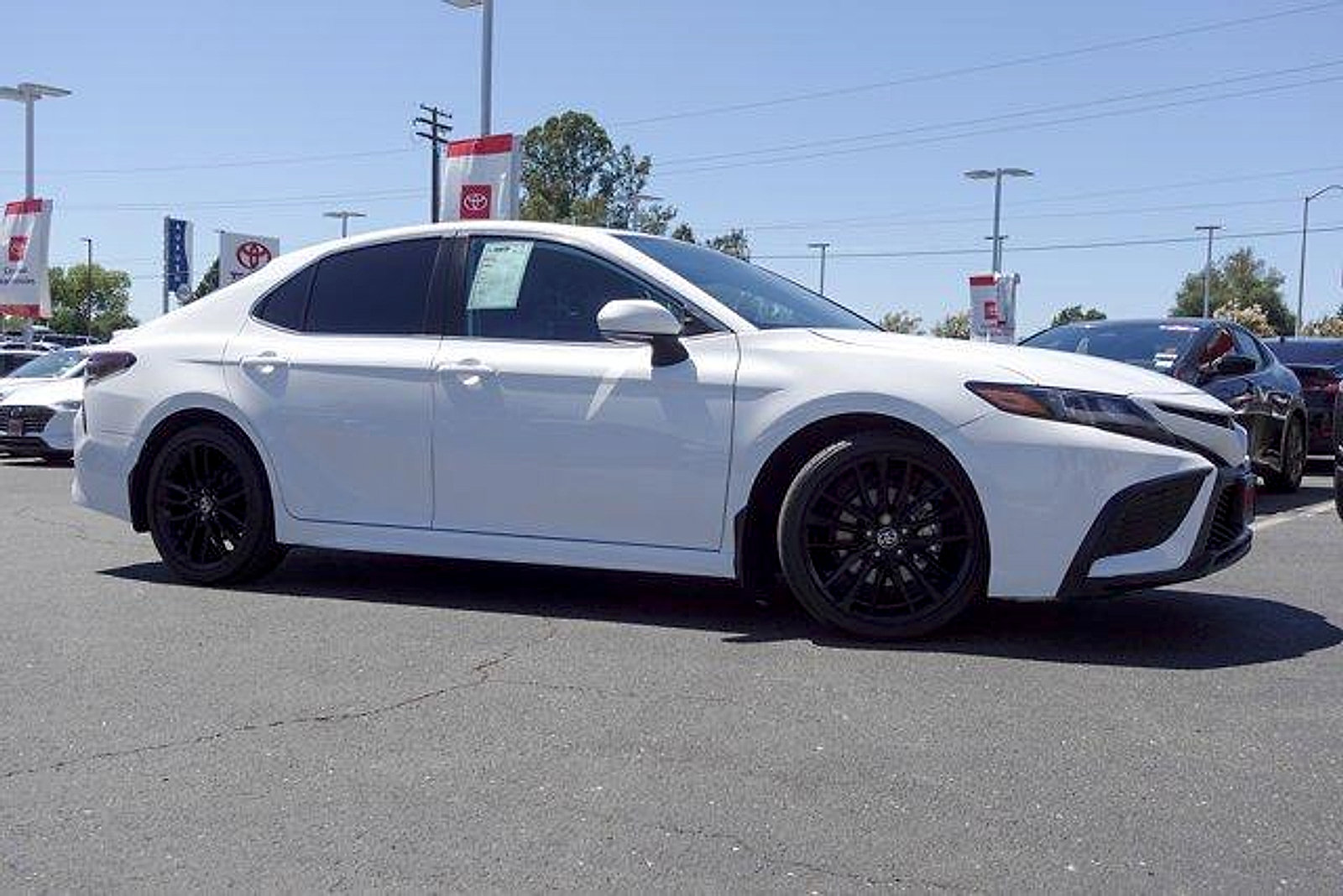 Used 2023 Toyota Camry SE FWD image 4