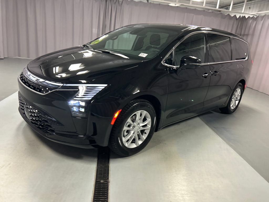 New 2027 Chrysler Pacifica Select FWD image 3