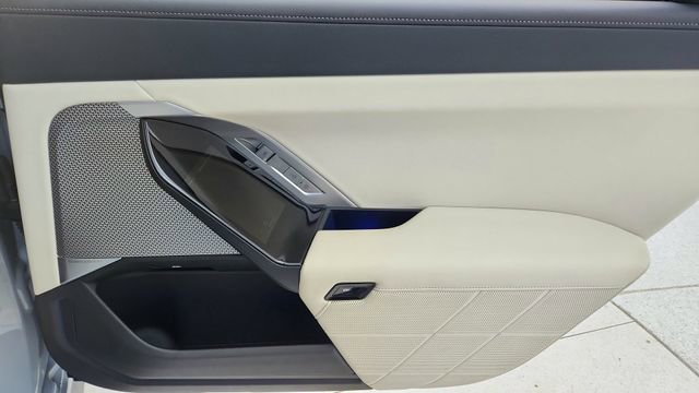 Used 2025 BMW 740i xDrive w/ Premium Package image 28