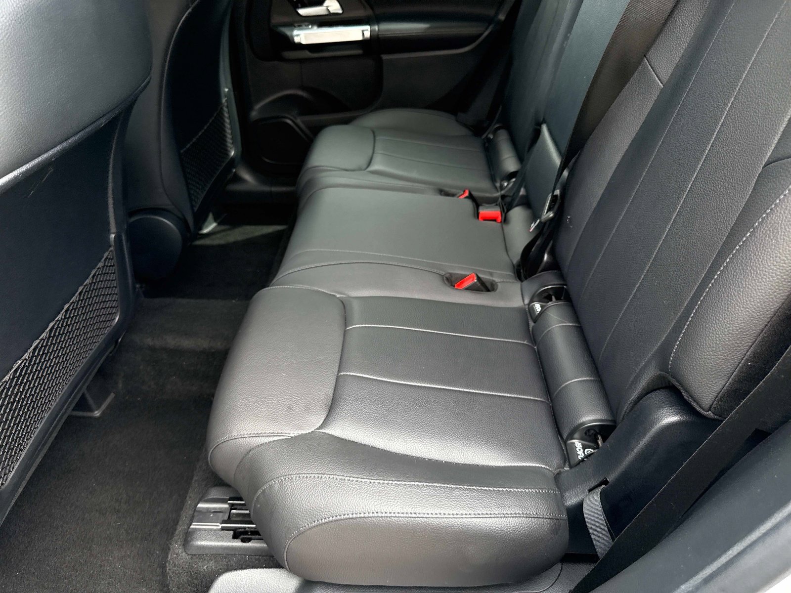 Used 2023 Mercedes-Benz GLB 250 4MATIC w/ Premium Package image 34