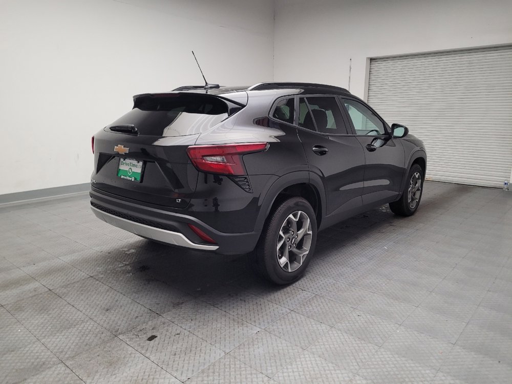 Used 2025 Chevrolet Trax LT w/ LT Convenience Package image 9