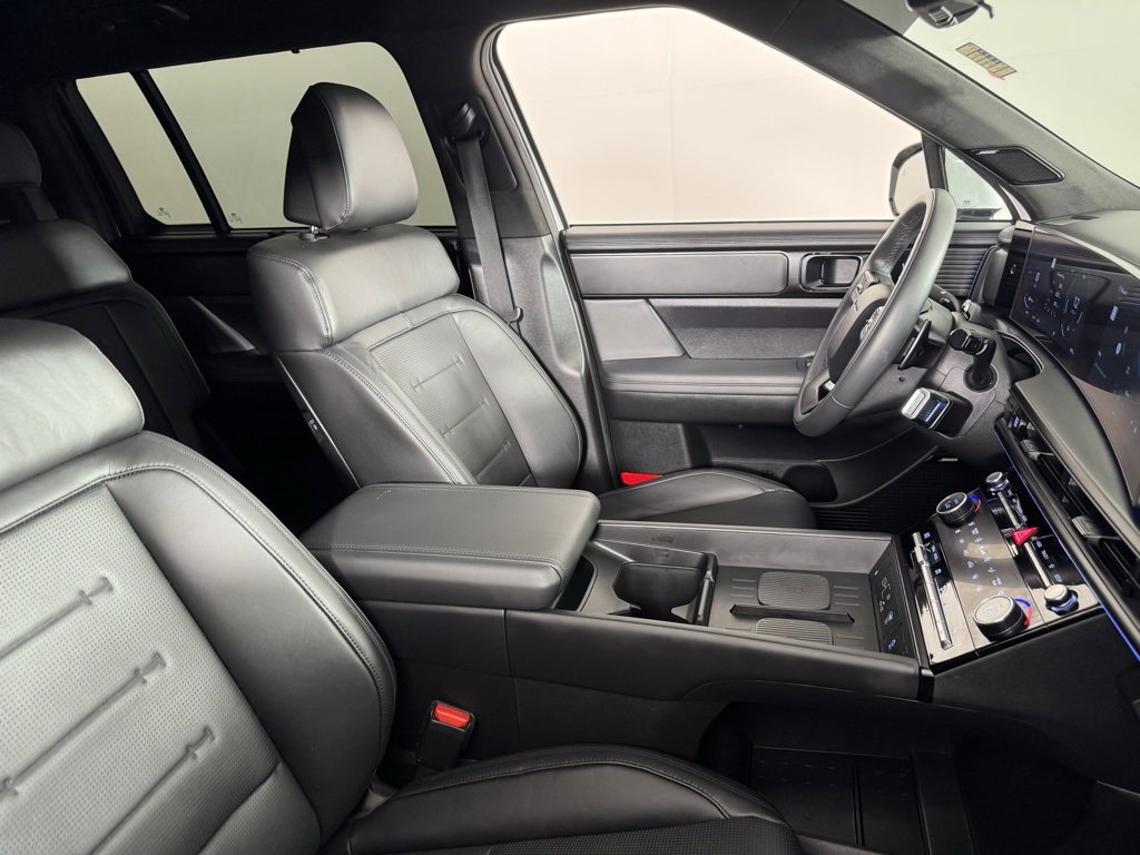 Used 2025 Hyundai Santa Fe Calligraphy image 2