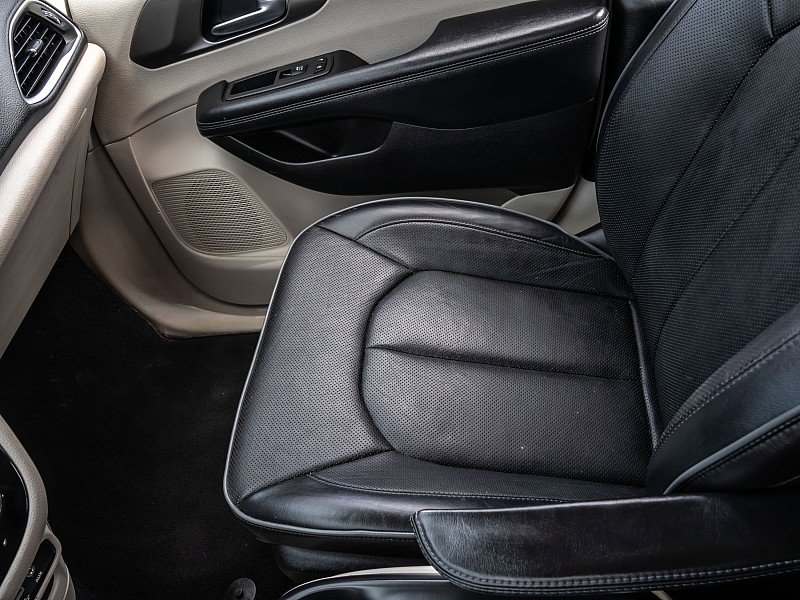 Used 2019 Chrysler Pacifica Limited FWD image 30