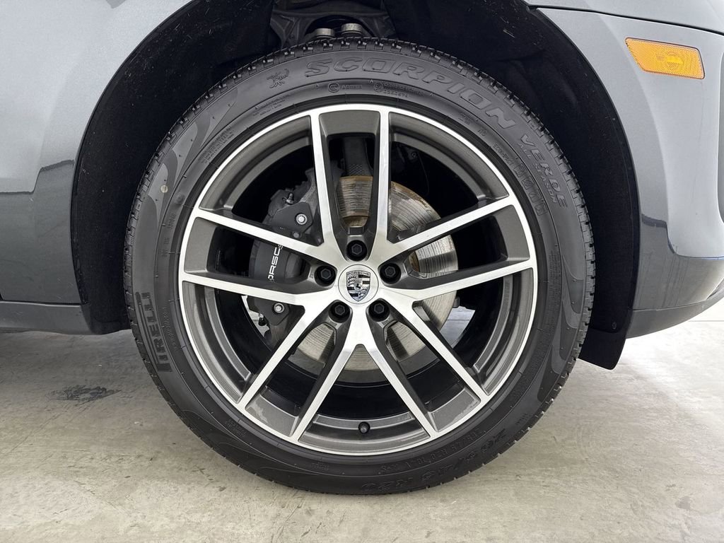 Certified 2025 Porsche Macan image 15