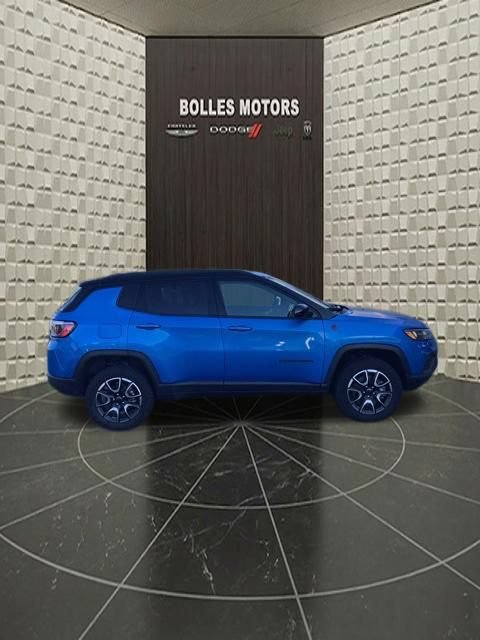 Used 2025 Jeep Compass Trailhawk w/ Trailhawk Convenience Group AWD/4WD image 3