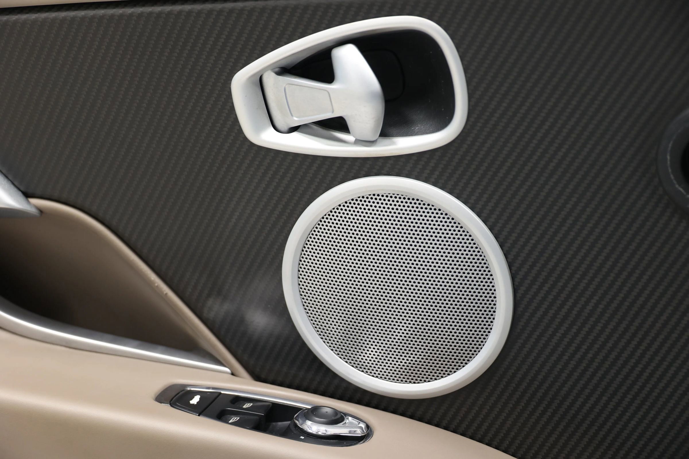 Used 2018 Aston Martin DB11 Coupe image 11