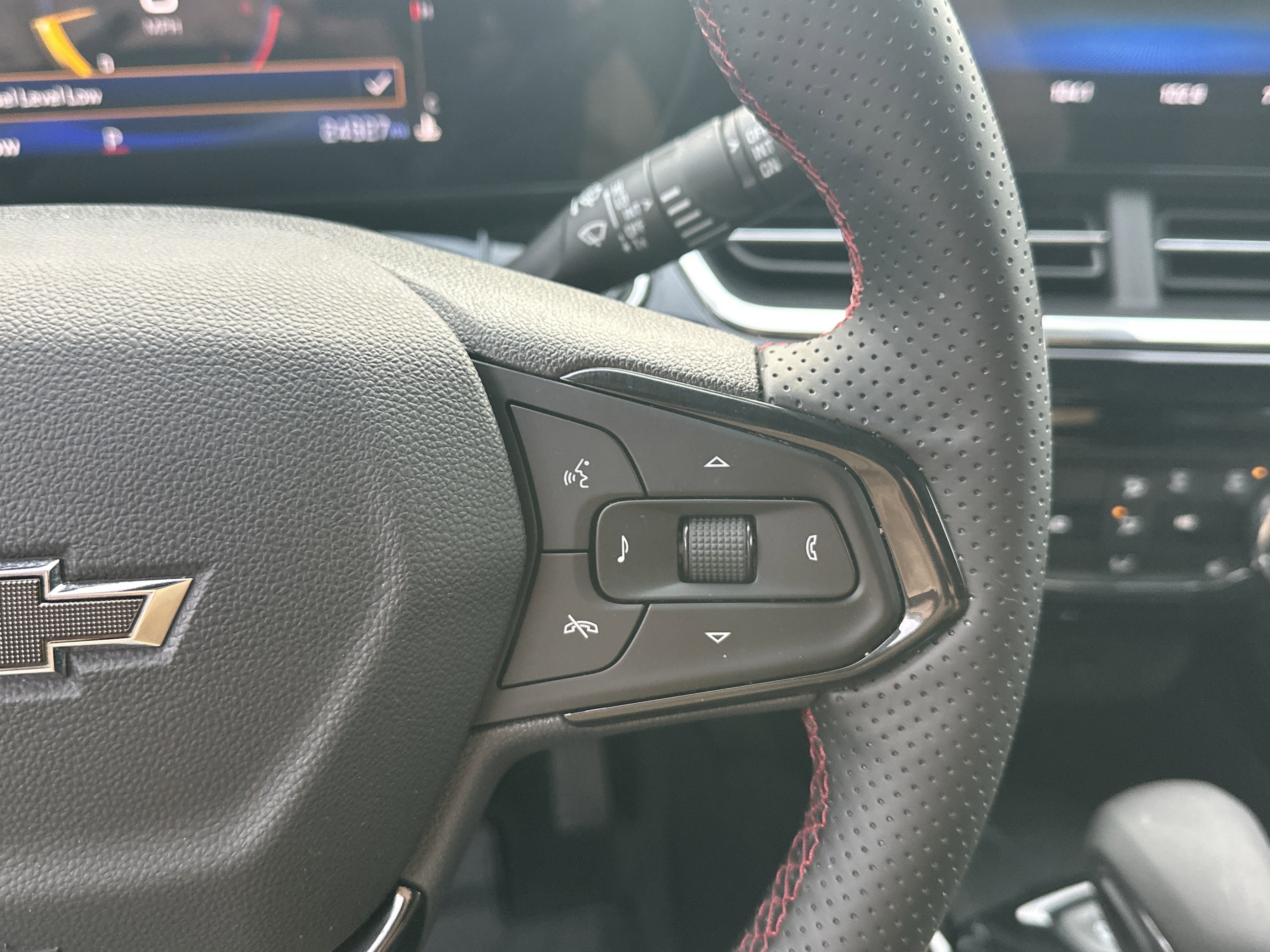 Certified 2025 Chevrolet Trax RS w/ Sunroof Package FWD image 23