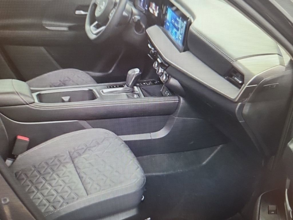 Used 2025 Nissan Kicks SV AWD/4WD image 11