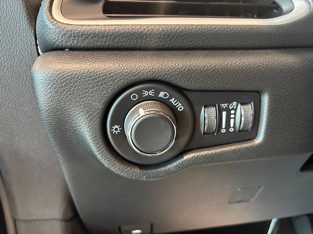 New 2027 Chrysler Pacifica Select FWD image 8