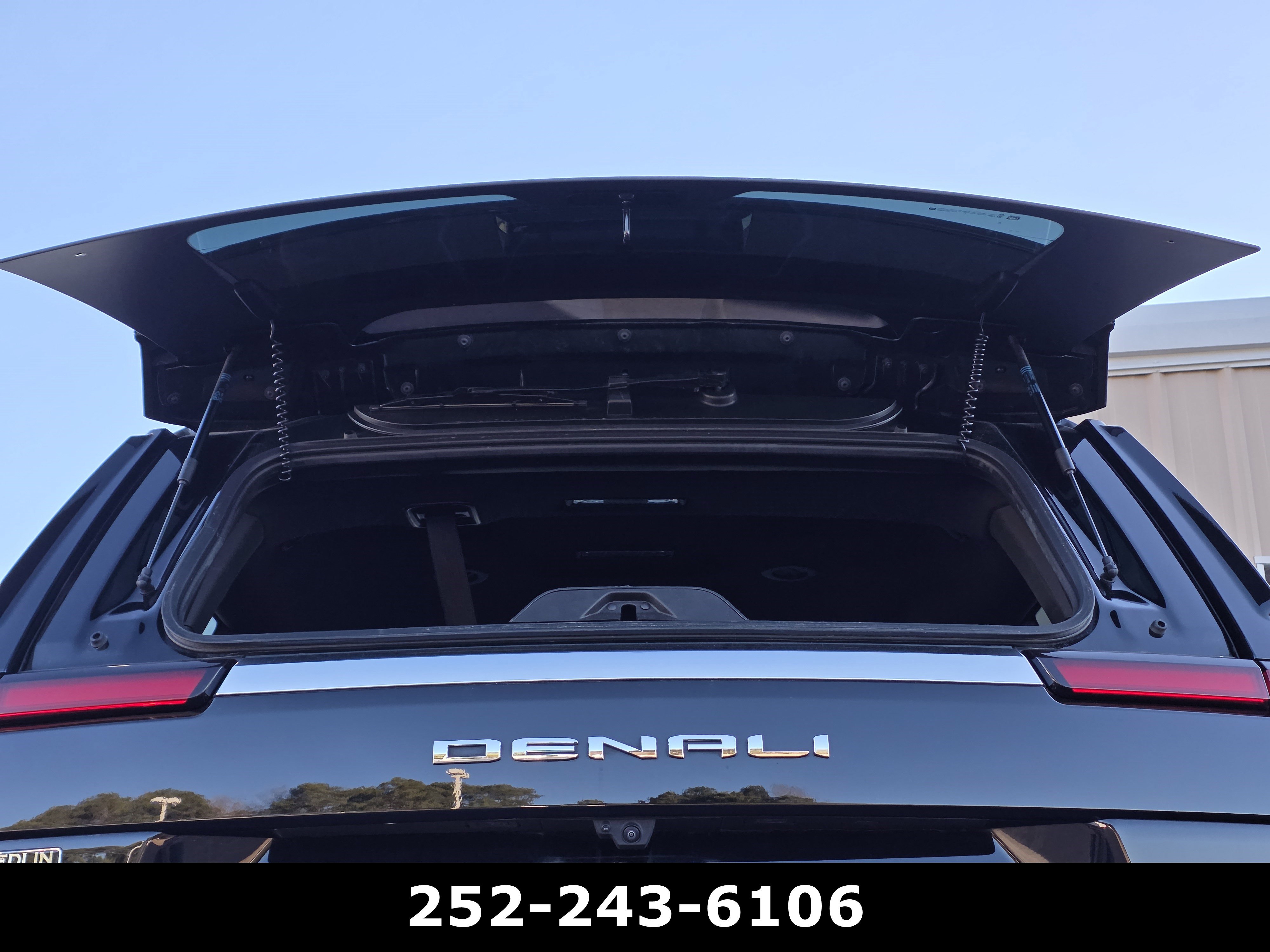 Used 2025 GMC Yukon Denali AWD/4WD image 46