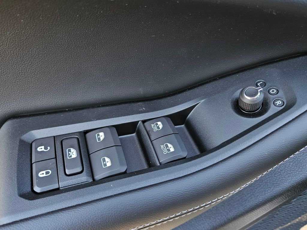 New 2025 Jeep Grand Cherokee Altitude image 17