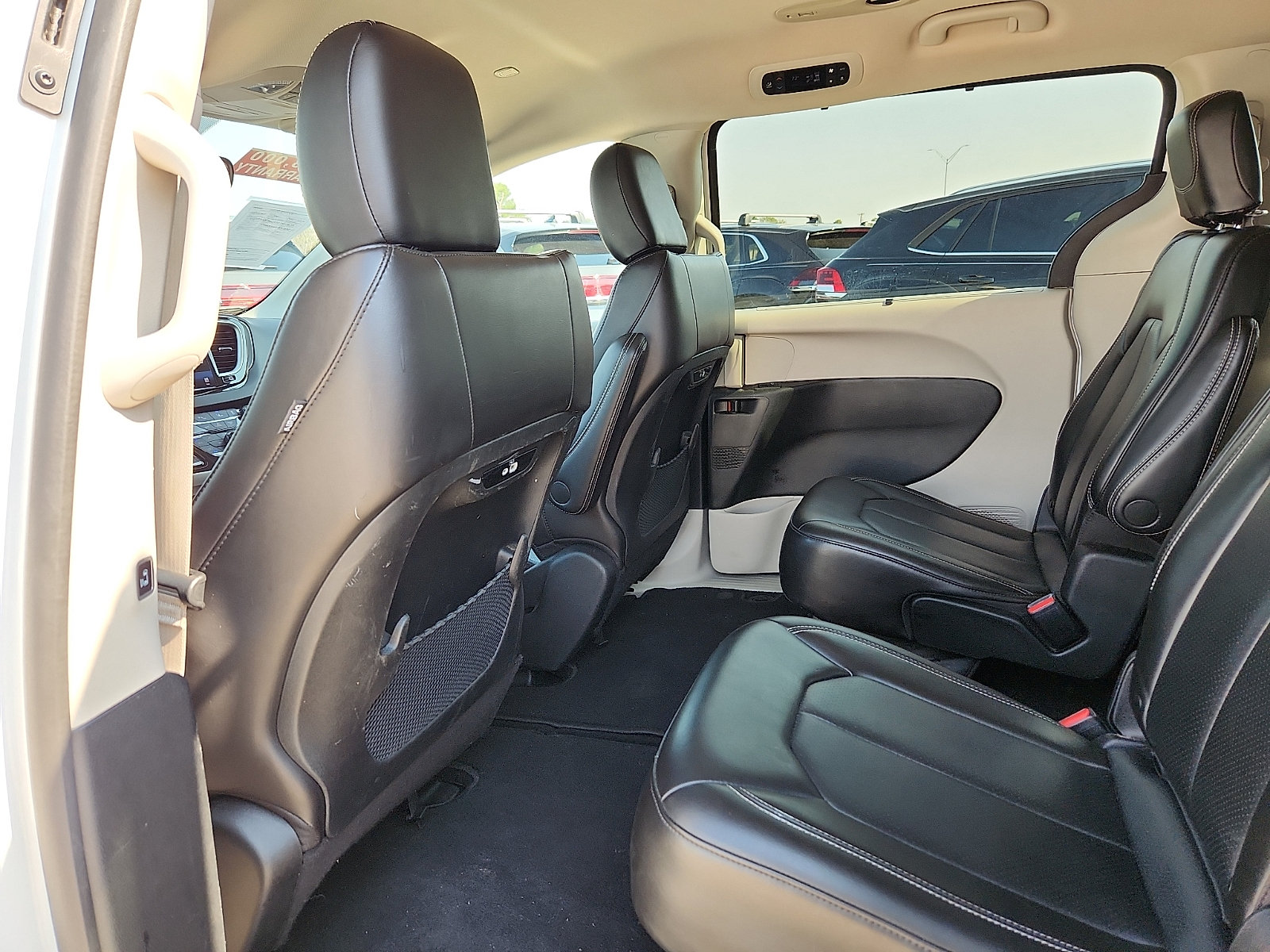 Used 2023 Chrysler Pacifica Touring-L FWD image 11