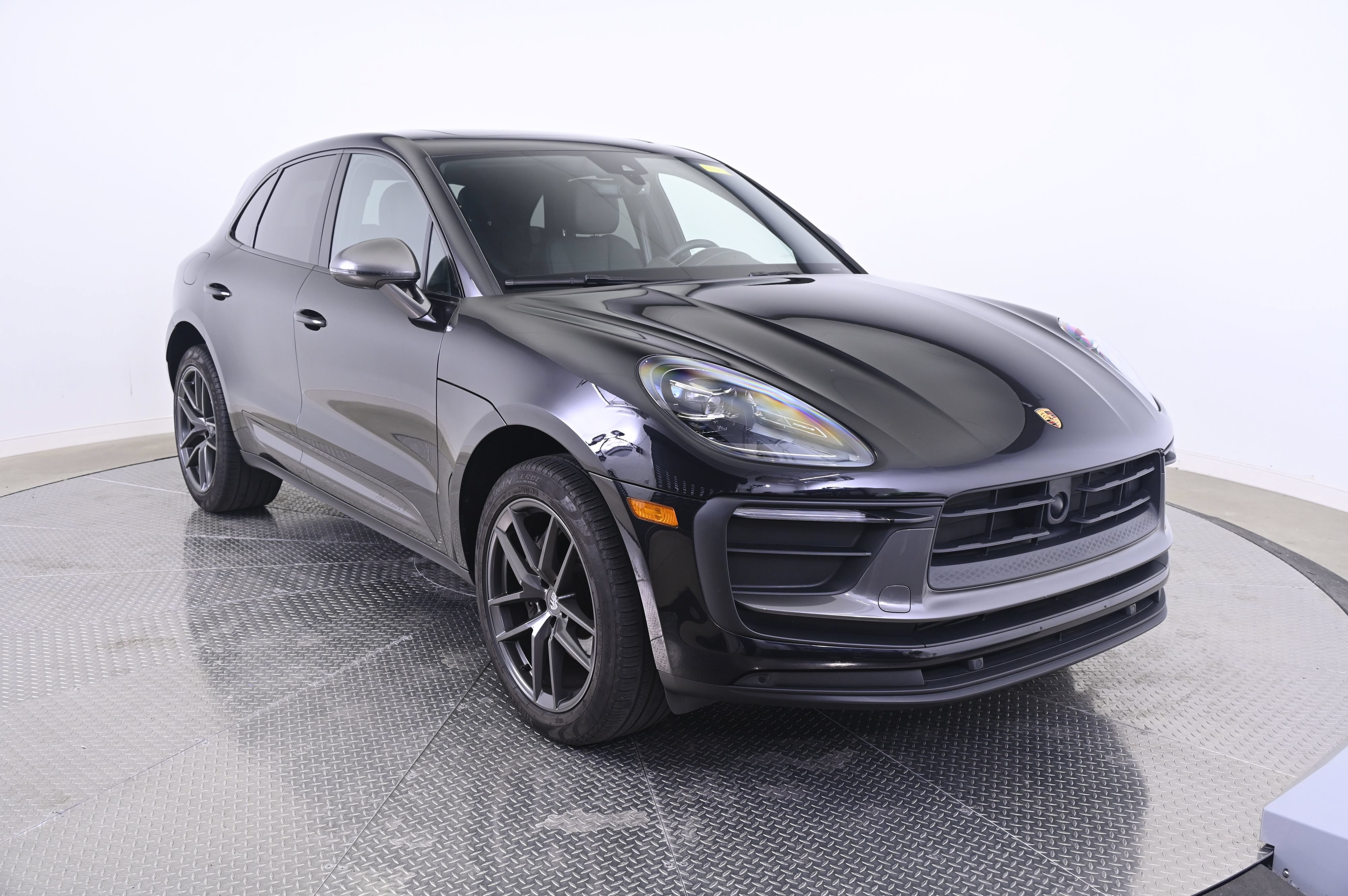 Certified 2023 Porsche Macan Turbo AWD/4WD image 9