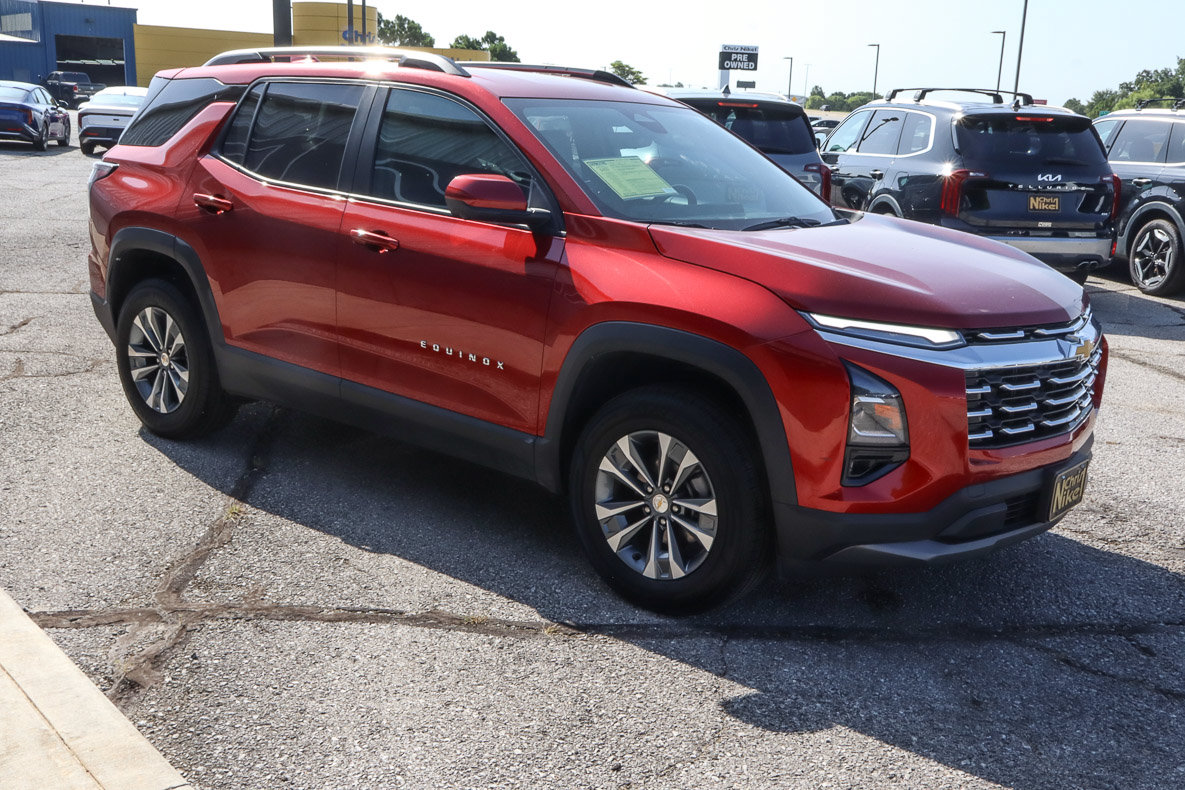 Used 2025 Chevrolet Equinox LT w/ Convenience Package II FWD image 3