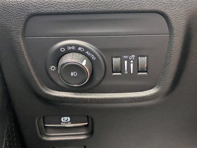 Used 2025 Jeep Grand Cherokee Limited AWD/4WD image 12
